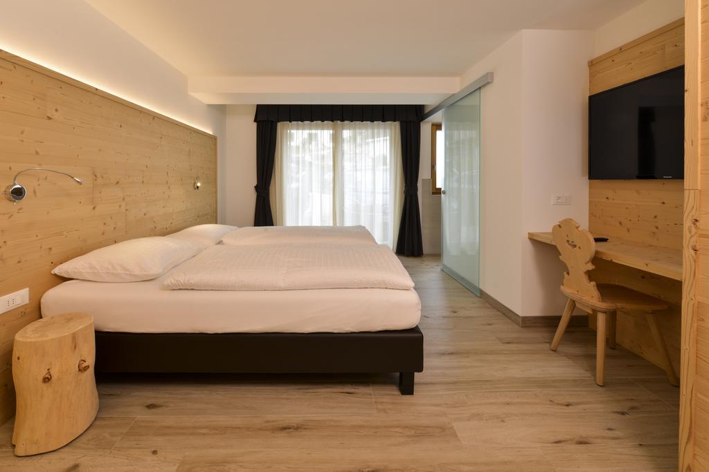 Hotel Silvana เซลวาดีวัลการ์เดนา ภายนอก รูปภาพ